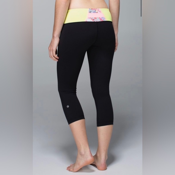 Lululemon Wunder Under Crop full on Luon
reversible to solid black size 6 - Picture 3 of 9